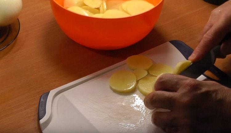 Couper les pommes de terre en cercles.