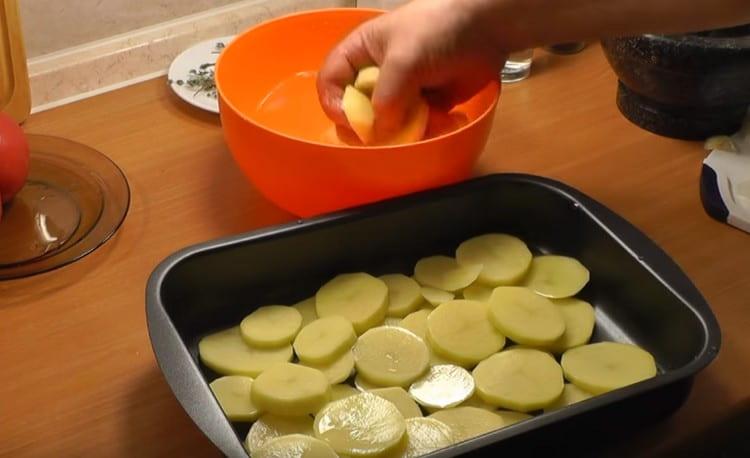 Pon las papas en una bandeja para hornear.