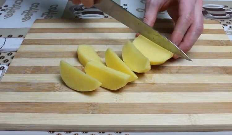 Pelar las papas y cortarlas en rodajas.
