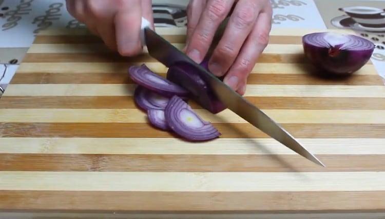 We cut the onions in half rings.