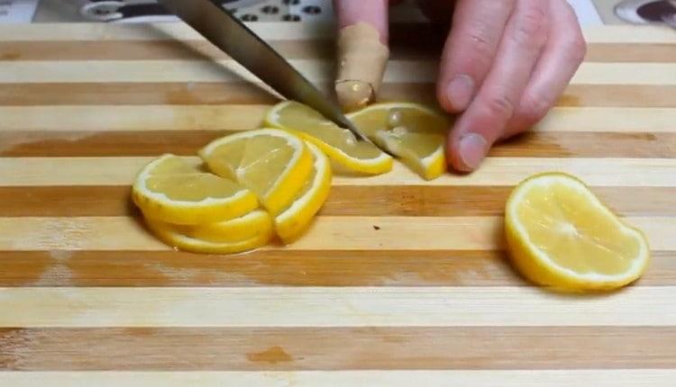 Cut the lemon in half circles.