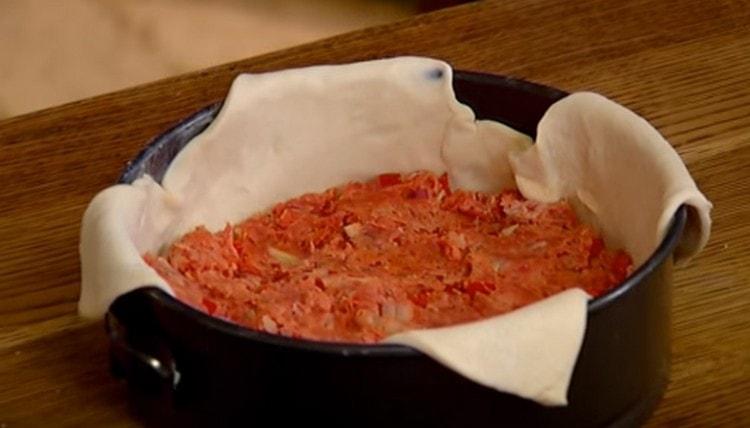 Étalez la viande hachée sur la pâte.