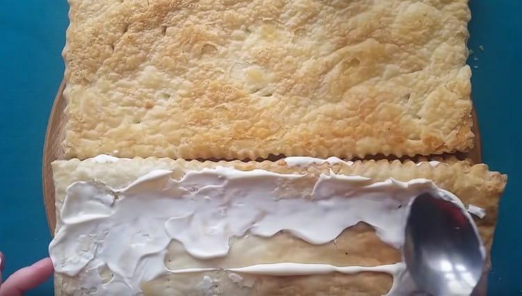 The surface of the second cake is also greased with mayonnaise.