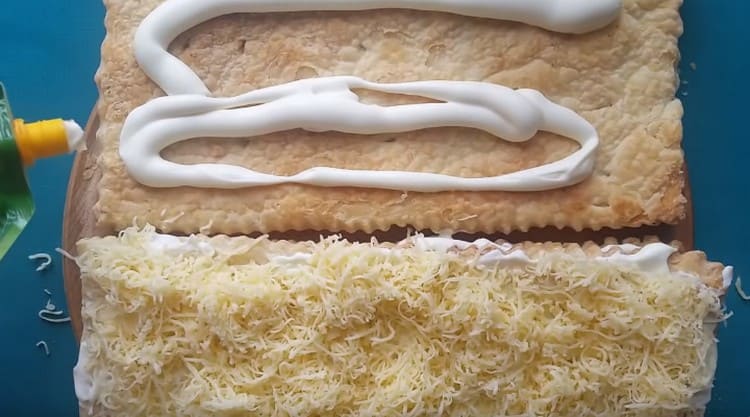 Nous appliquons également de la mayonnaise sur le troisième gâteau.