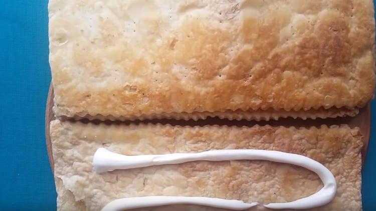 Graisser la pâte feuilletée au four avec de la mayonnaise.