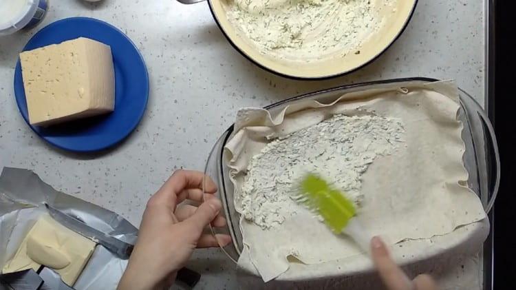 Cubra el relleno con una nueva hoja de pan de pita y alterne estas capas.