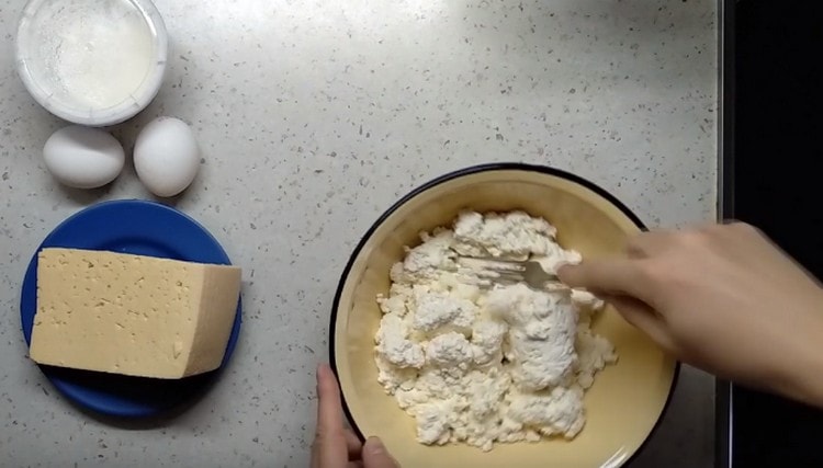 Pour commencer, pétrir le fromage cottage à la fourchette.