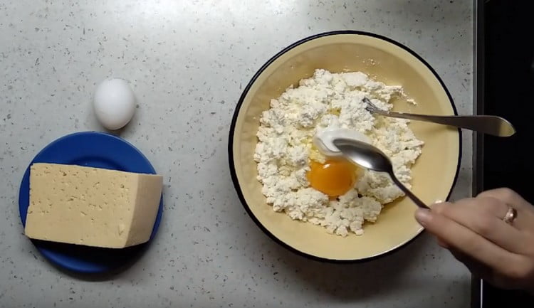 U sir dodajte jaje i kiselo vrhnje.