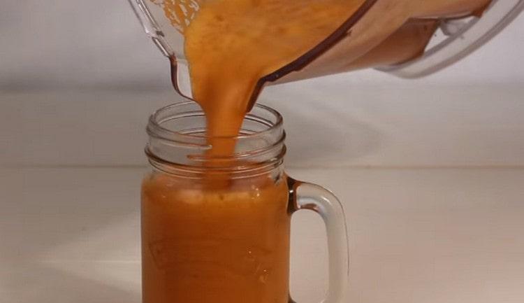 Les smoothies peuvent être servis dans une tasse spéciale.