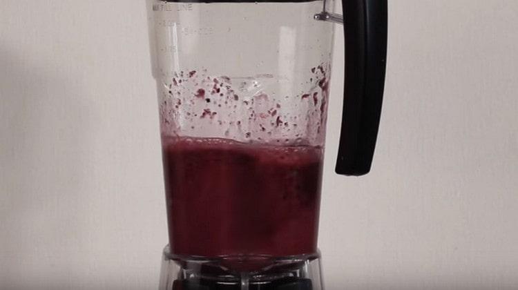 Turn on the blender and beat all the ingredients.
