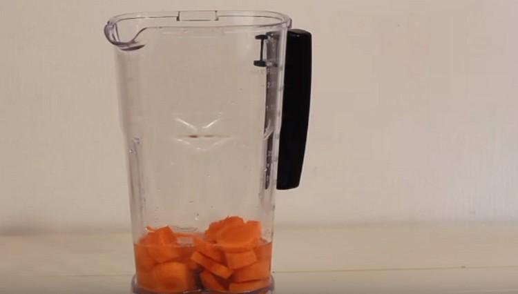 We spread the carrot sliced ​​into pieces in the blender.