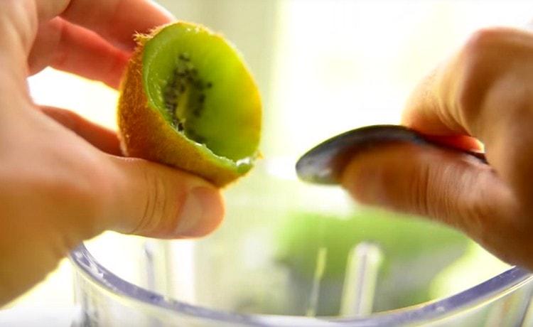 With a spoon, select the flesh from kiwi and send to the blender bowl.