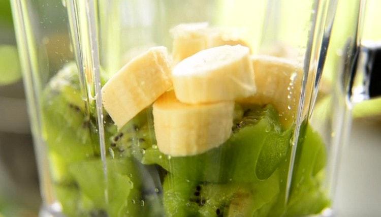 Add banana to sliced ​​kiwi.