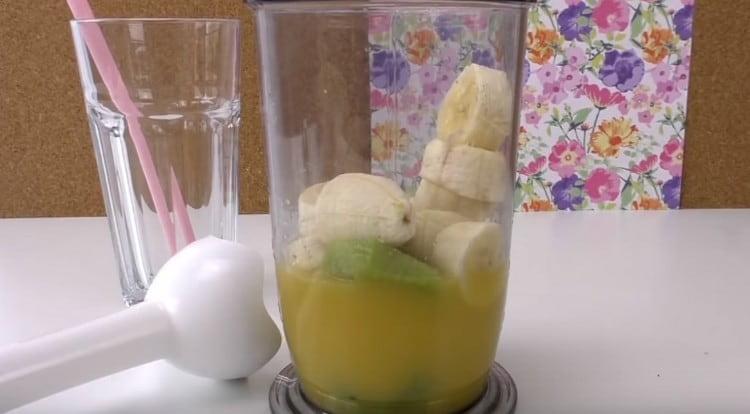 U sok od naranče dodajte kriške banane i kivija.