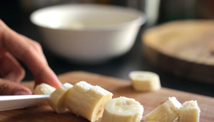 Fresh banana cut into circles and sent to the freezer.