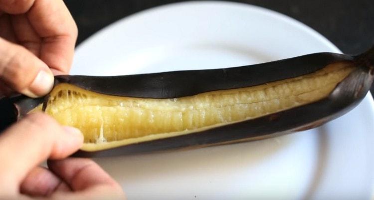 We take out the baked banana from the oven and immediately cut the peel.