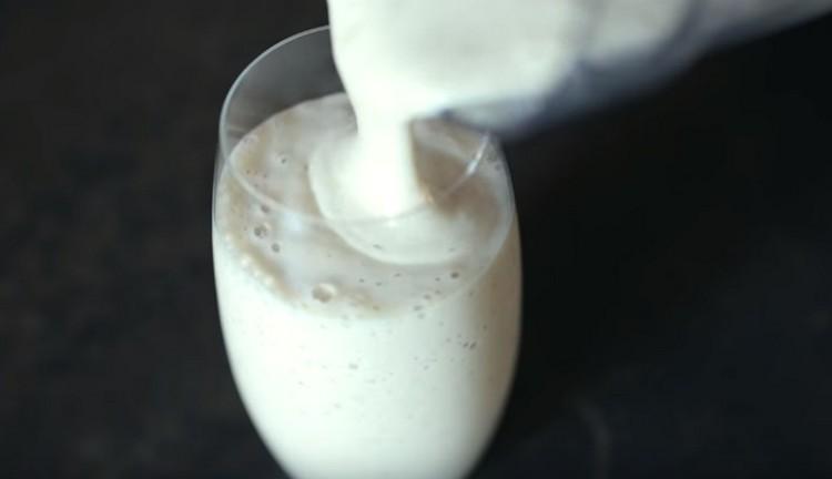 A smoothie with banana and milk turns out to be very tasty and also fragrant.