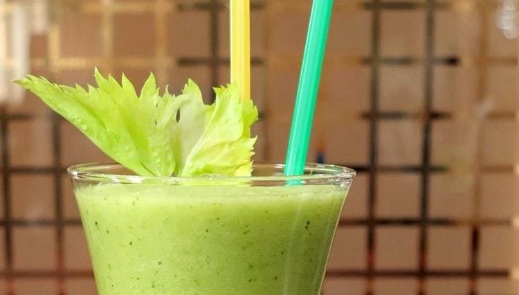 Lorsque vous servez un smoothie avec du céleri, vous pouvez décorer avec des feuilles de céleri.