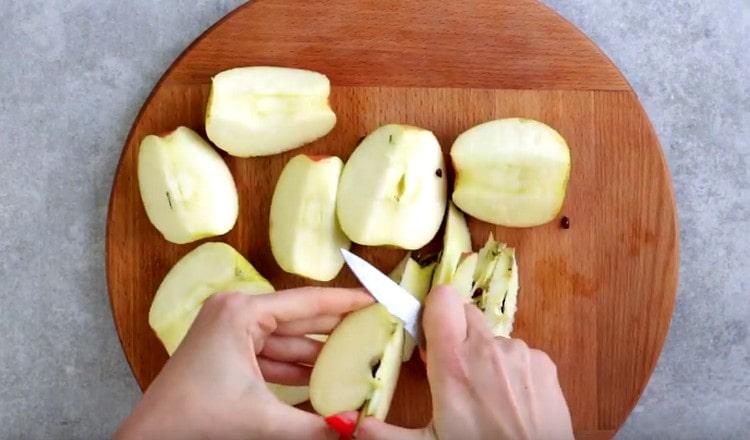 Cut the apples into quarters, remove the seeds.