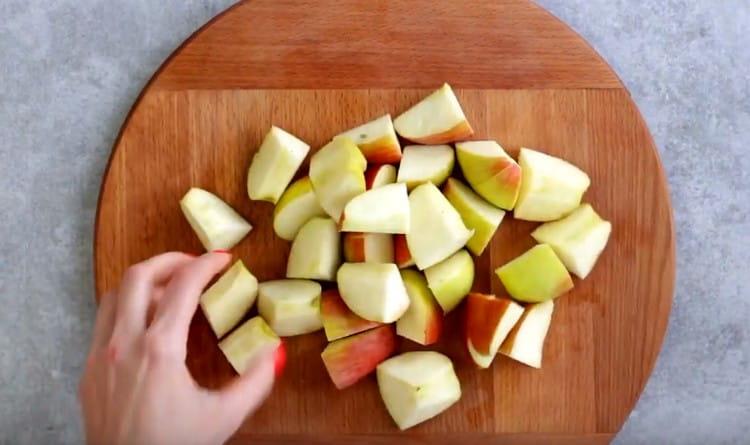 Cut the quarters of apples into smaller pieces.