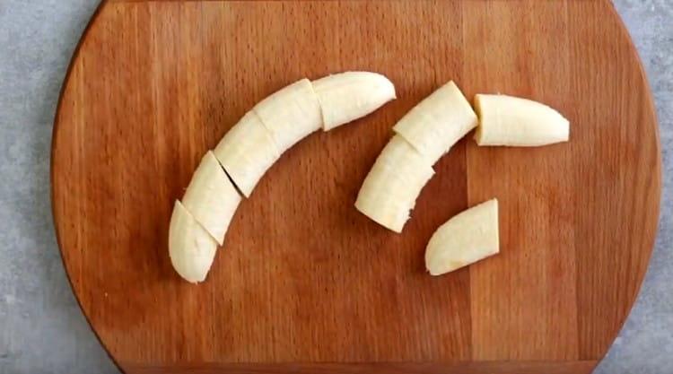 Cut into slices two bananas.