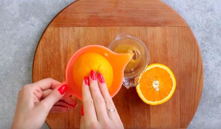 Squeeze out the juice from the orange.
