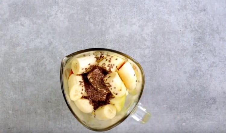 Ponemos todos los ingredientes preparados en una licuadora, agregamos semillas de lino.