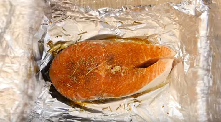 Sprinkle the steak with the same spices that were used for the substrate.