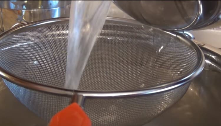 We filter the broth through a sieve.