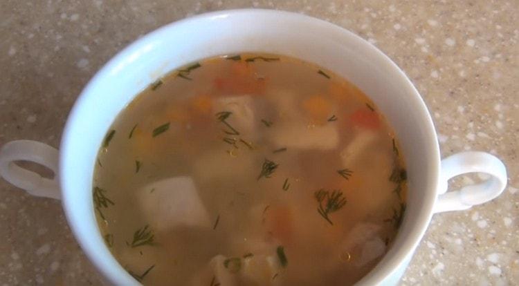 Ici vous pouvez faire une telle soupe transparente et magnifique de poisson rouge.