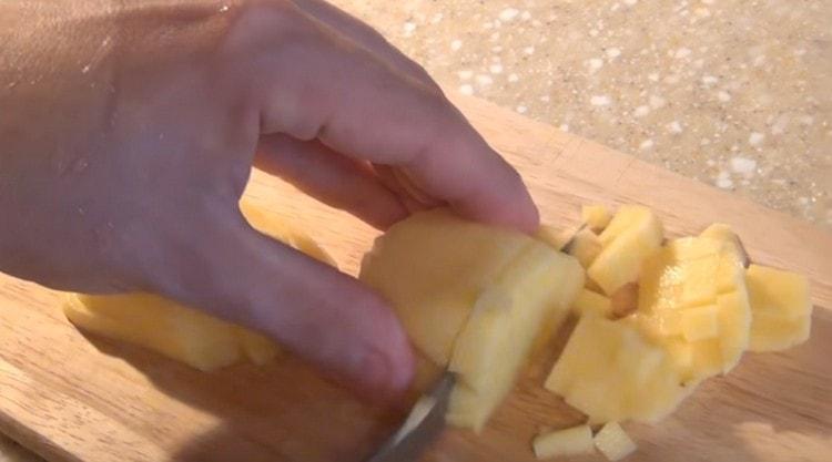 Cut into small pieces potatoes, as well as carrots.