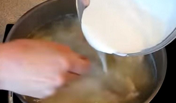 Stirring, we introduce flour with cream into a boiling soup.