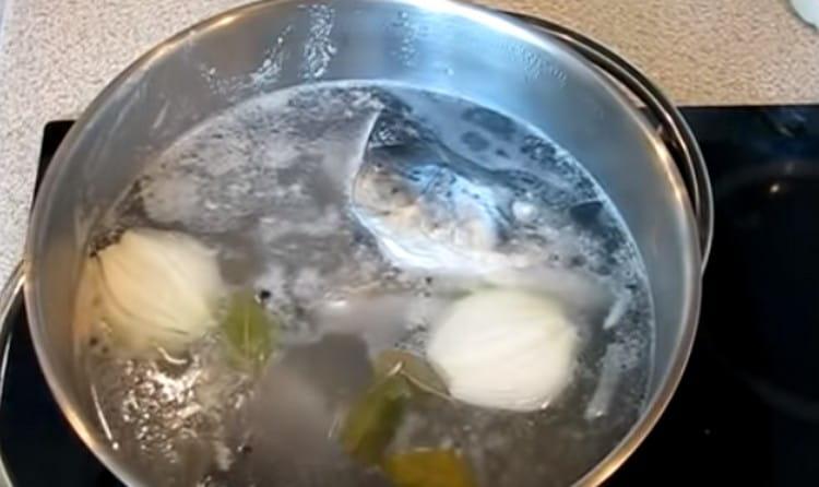 Add peas, bay leaf, onion to the broth.