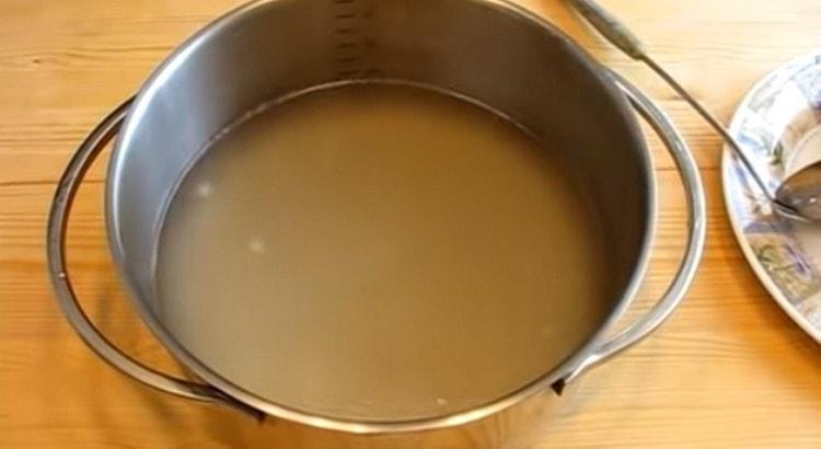 We filter the broth through a sieve.