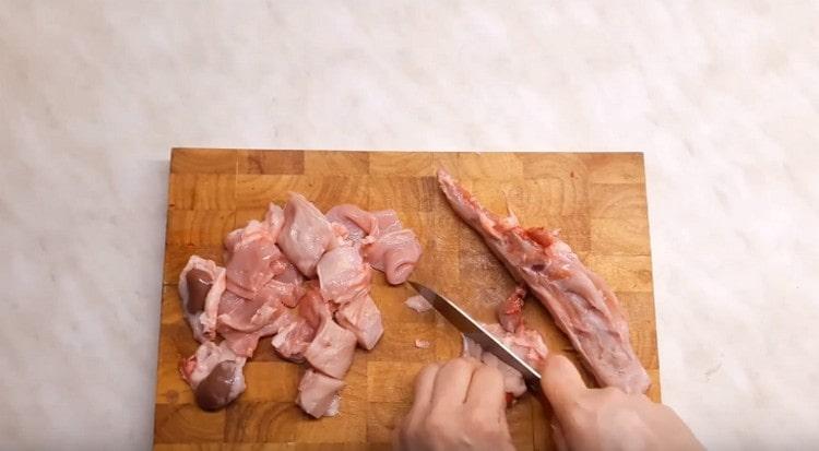 Couper la viande en petits morceaux.