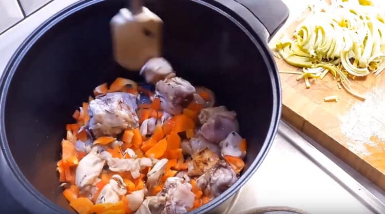 Nous répandons des carottes et des poivrons au lapin.