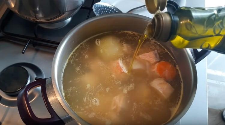 Ajoutez de l'huile d'olive à la soupe.