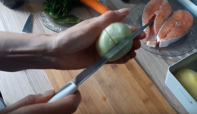 We clean the onion and make a cruciform incision on it.