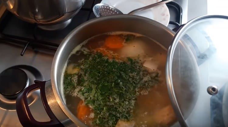 À la fin, ajoutez des légumes à la soupe de poisson.
