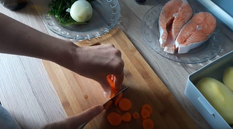 Cortar las zanahorias en círculos.