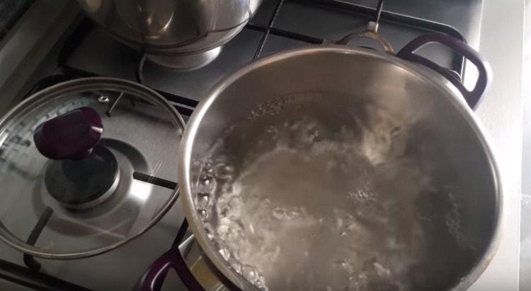 Dans une casserole, porter l'eau à ébullition.