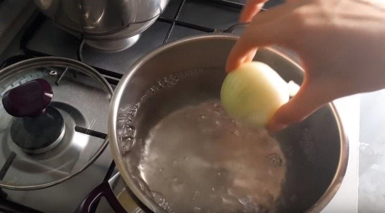 Jeter l'oignon dans de l'eau bouillante.
