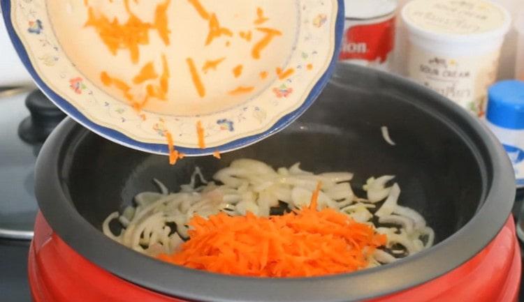 Après quelques minutes, ajoutez la carotte à l'oignon.
