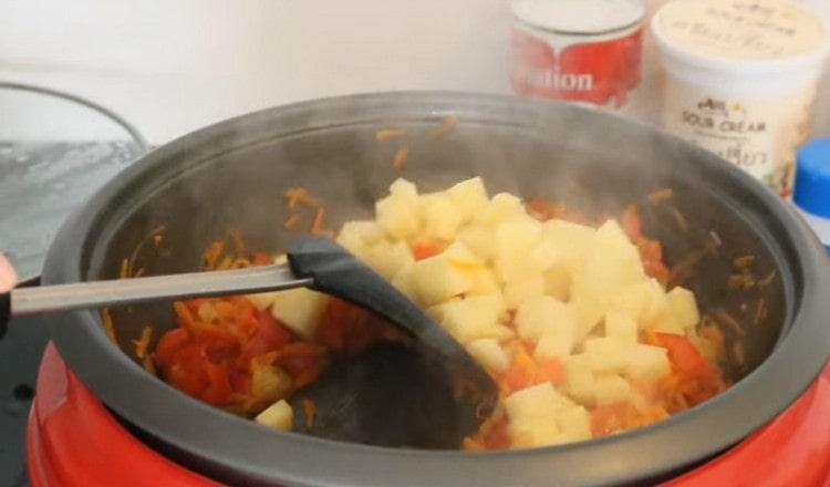 Ajouter les tomates et les pommes de terre.