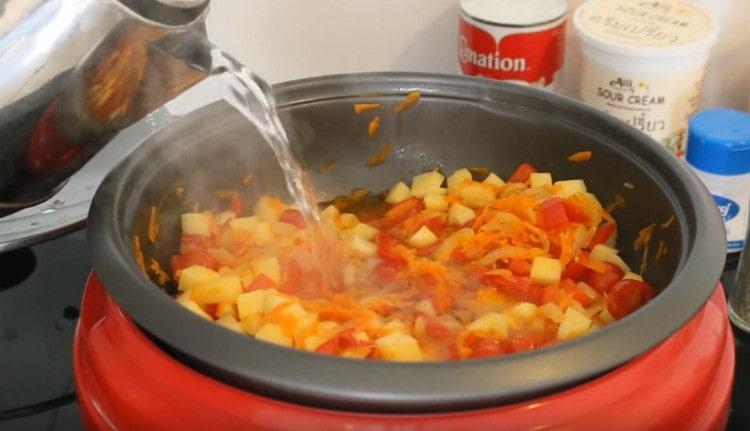 Vierte las verduras con agua hirviendo.