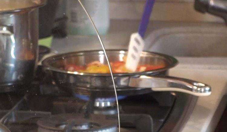 Nous passons la tomate et le poivron dans une casserole.