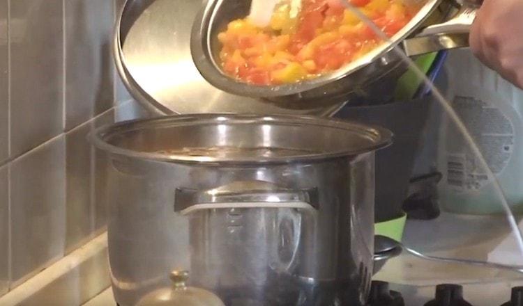 Ajouter la friture de poivron et de tomate dans la poêle.