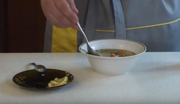 La soupe à base de cette truite est généralement servie avec de la crème sure et une rondelle de citron.
