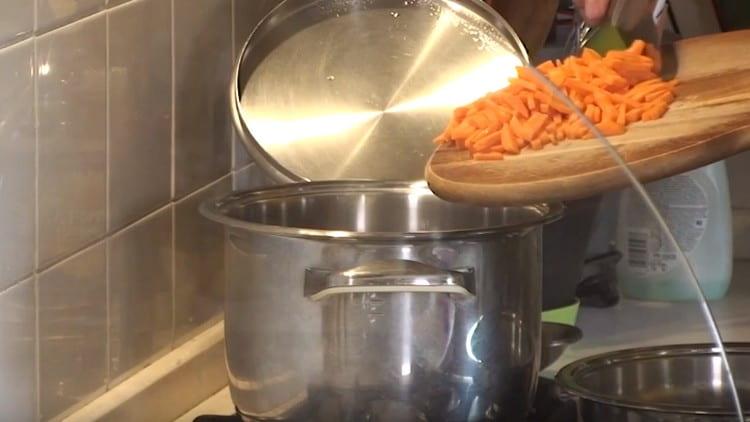 Mettez les carottes dans une casserole d'eau bouillante.