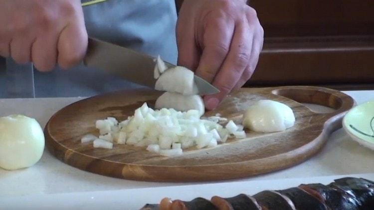 Broyer l'oignon et le mettre dans la soupe.